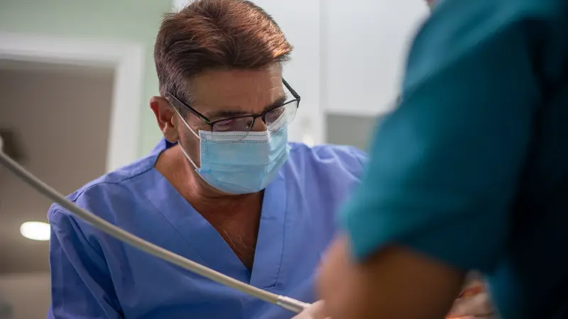 El Dr. Modelo durante una intervención