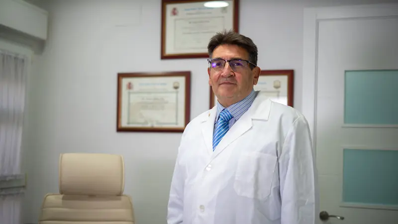 Dr. Antonio Modelo en su despacho