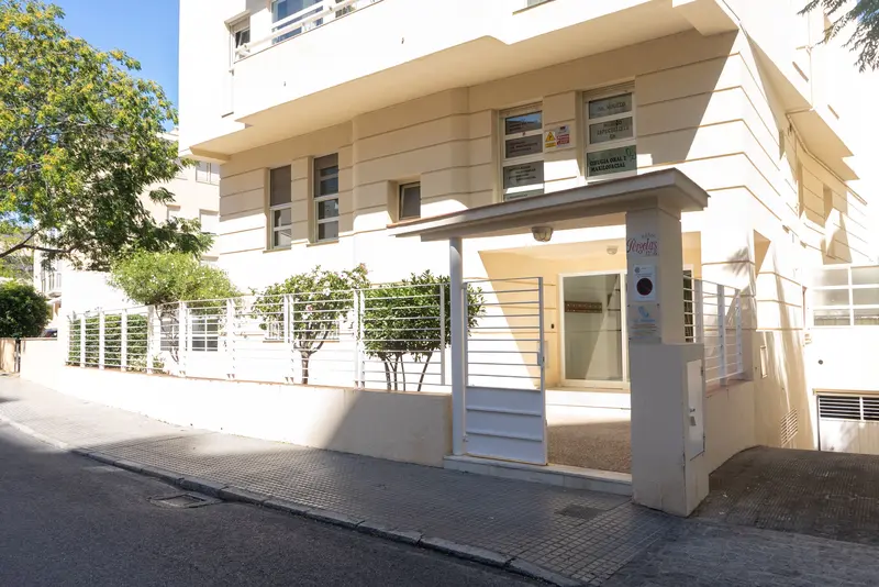 Fachada del edificio de la consulta en Calle Pérgolas, 3