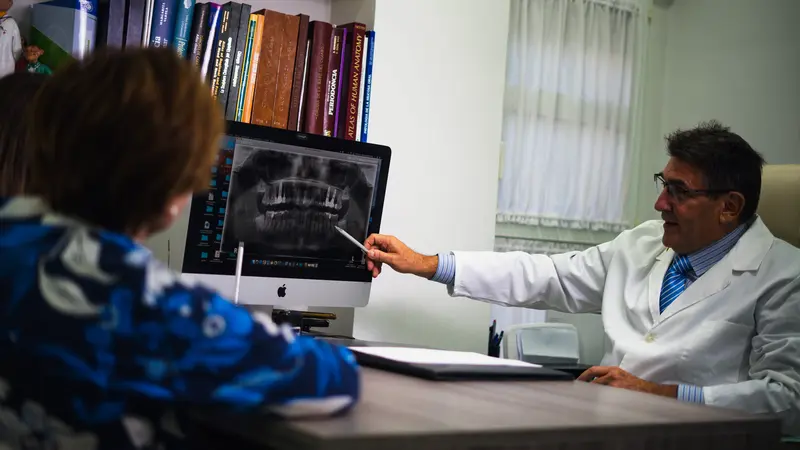 El doctor explica una radiografía a una paciente