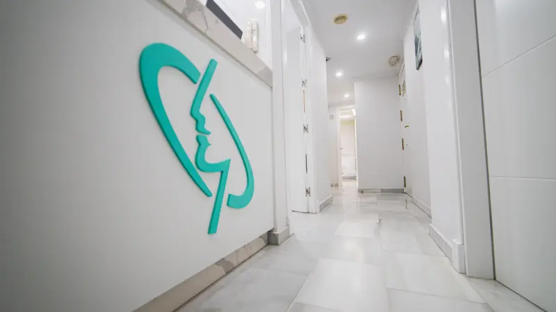 Recepción de la consulta con el logotipo del Dr. Modelo